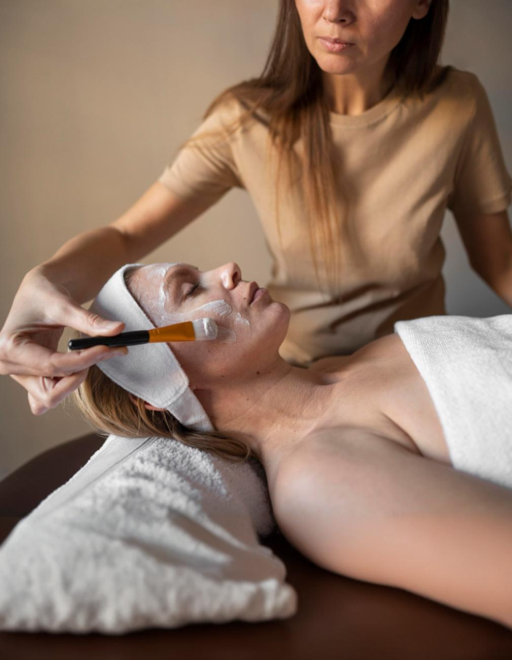 Primer plano de un tratamiento facial relajante en Wonderful Studio